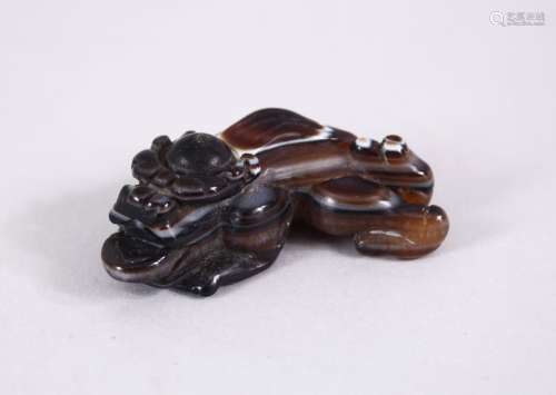 A CHINESE CARVED AGATE FIGURE OF A MYTHICAL LION DOG, 5CM