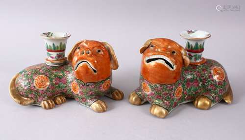 A GOOD PAIR OF 18TH / EARLY 19TH CENTURY CORAL & FAMILLE ROSE PORCELAIN CANDLESTICKS IN THE FORM