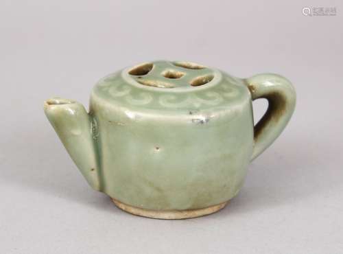 A GOOD SMALL CHINESE CELADON MINIATURE TEA POT / INCENSE, 8.5CM