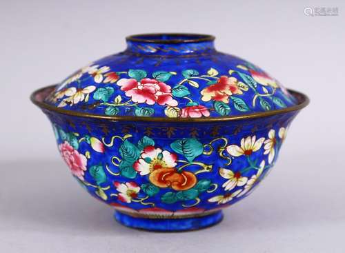 A GOOD CHINESE 18TH CENTURY CANTON ENAMEL BOWL & COVER, With a blue & aubergine ground, decorated