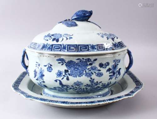 A CHINESE 18TH / 19TH CENTURY CHINESE BLUE & WHITE PORCELAIN TUREEN, COVER & STAND, decorated with