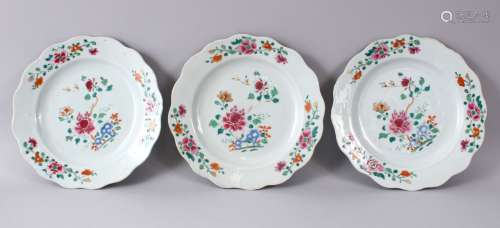 THREE 18TH CENTURY CHINESE FAMILLE ROSE FLORAL DECORATED PLATES, 22.5CM.
