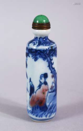 A CHINESE COPPER RED AND UNDERGLAZE BLUE PORCELAIN SNUFF BOTTLE, decorated with figures seated in