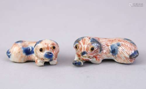 A GOOD PAIR OF JAPANESE MEIJI PERIOD IMARI PORCELAIN NETSUKE OF DOGS, 5cm & 4cm.