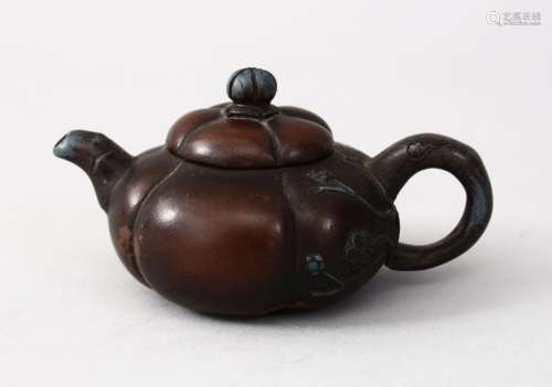 A GOOD QUALITY CHINESE YIXING CLAY MINIATURE TEA POT & COVER, moulded in the form of a pumpkin,