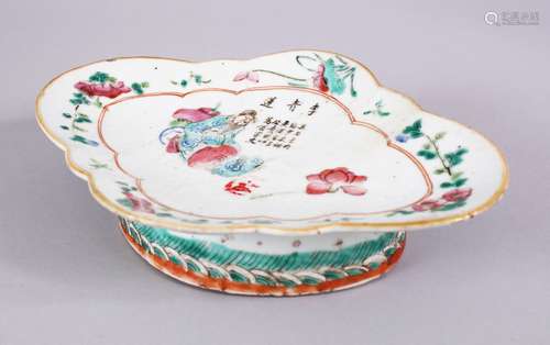 A CHINESE 19TH CENTURY FAMILLE ROSE PORCELAIN FOOTED DISH, depicting a seated figure amongst flora