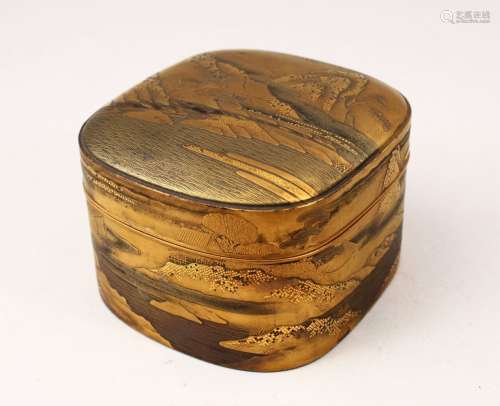 A GOOD JAPANESE MEIJI PERIOD GOLD LACQUER LIDDED BOX, the box finely decorated with lacquer to