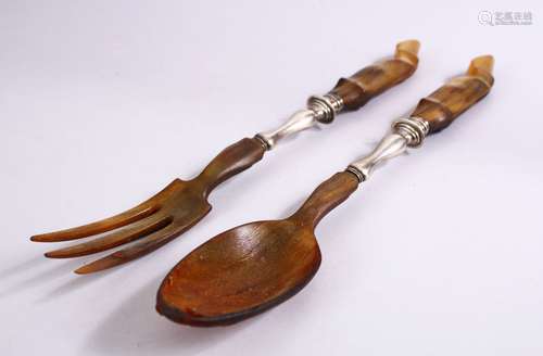 A 19TH CENTURY RHINOCEROS HORN & SILVER SALAD SERVING SPOONS, 30CM.