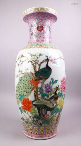 A LARGE CHINESE REPUBLIC STYLE FAMILLE ROSE PORCELAIN VASE, decorated with peacocks amongst