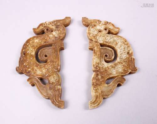 A GOOD PAIR OF WARRING STATES STYLE CARVED JADE DRAGON PENDANTS, 10cm (2)