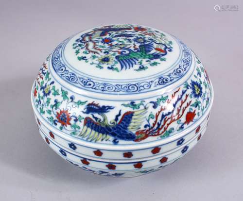 A GOOD CHINESE MING STYLE DOUCAI PORCELAIN CYLINDRICAL BOX & COVER, decorated with phoenix birds