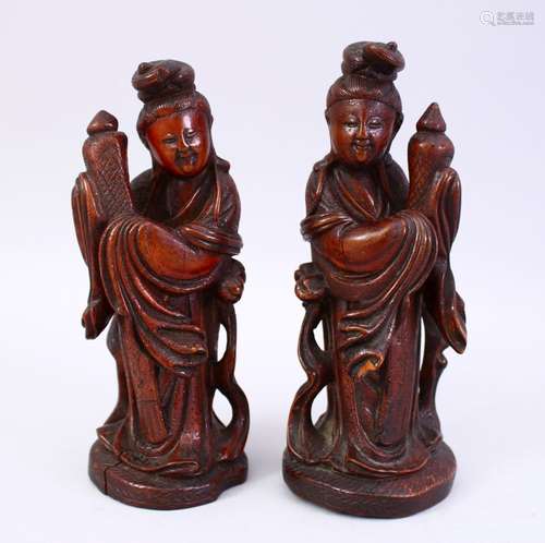 A PAIR OF CHINESE 19TH CENTURY CARVED WOODEN FIGURES, 22cm high