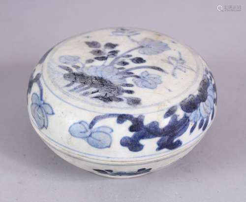 A CHINESE KANGXI PERIOD BLUE & WHITE PORCELAIN BOX & COVER - 9.5CM