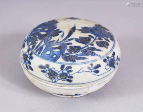 A CHINESE KANGXI PERIOD BLUE & WHITE PORCELAIN BOX & COVER - 9CM