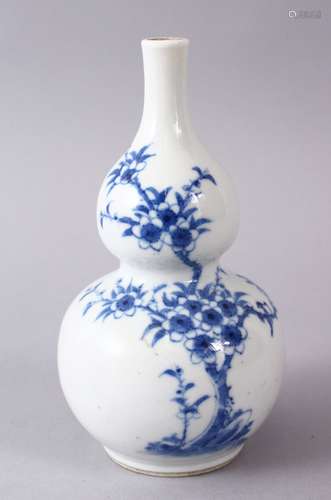 A CHINESE BLUE & WHITE PORCELAIN DOUBLE GOURD SHAPED VASE, (af) , the base with a six character