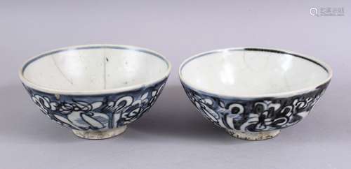 TWO CHINESE KANGXI PERIOD BLUE & WHITE PORCELAIN SHIPWRECK BOWLS - 14.5CM