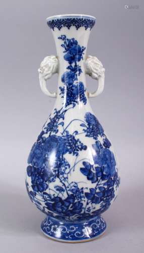 A 19TH CENTURY CHINESE BLUE & WHITE TWIN HANDLED PORCELAIN VASE, with twin moulded elephant handles,