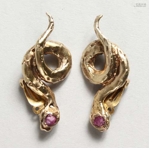 A PAIR OF SNAKE SHAPED EARRINGS AND RINGS.