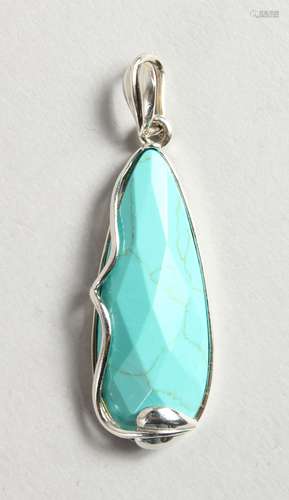 A SILVER AND TURQUOISE PENDANT.