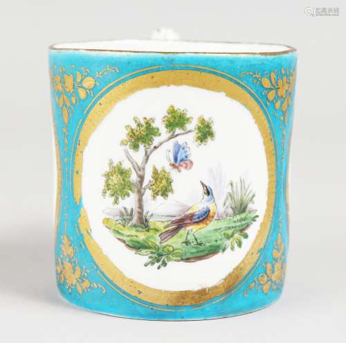 A SMALL LATE 18TH/EARLY 19TH CENTURY SEVRES MUG, painted with three oval panels of birds in a