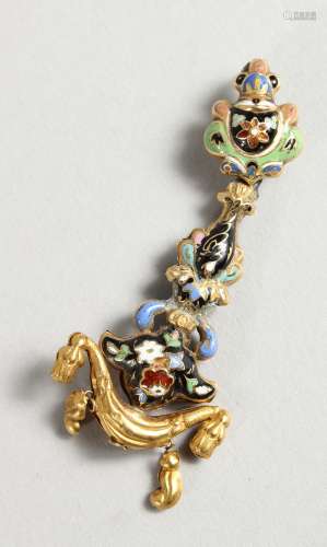 A GOLD AND ENAMEL DECORATED PENDANT.