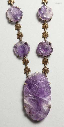 A 14CT GOLD AND AMETHYST NECKLACE.