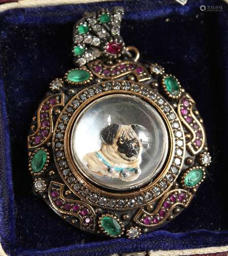 A SILVER AND GILT ESSEX CRYSTAL PUG DOG PENDANT.