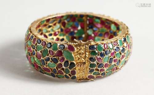 A VERY GOOD 18CT GOLD RUBY, SAPPHIRE AND EMERALD BANGLE.