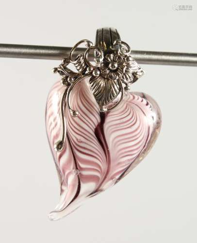 A SILVER AND GLASS HEART SHAPED PENDANT.