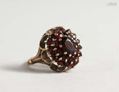 A 9CT GOLD AND GARNET RING.