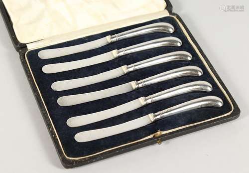 A SET OF SIX PISTOL HANDLE TEA KNIVES in a case. Sheffield 1901.