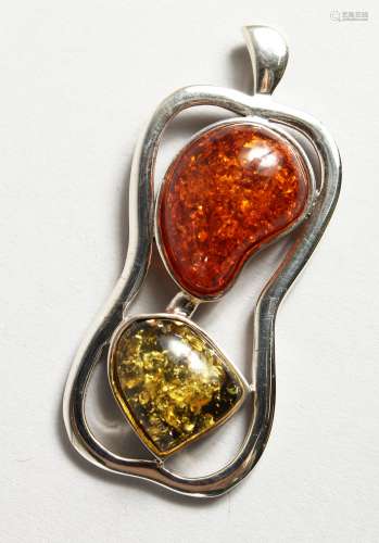 A SILVER PENDANT SET WITH TWO PIECES OF SIMULATION AMBER.