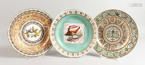 A CHAMBERLAIN WORCESTER PLATE finely painted with shells surrounded by a sea, green ground and neo-