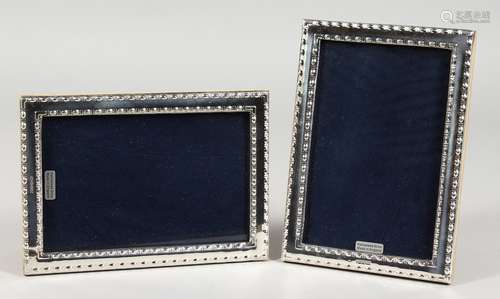 A PAIR OF MODERN SILVER PHOTOGRAPH FRAMES. 7ins x 5ins.