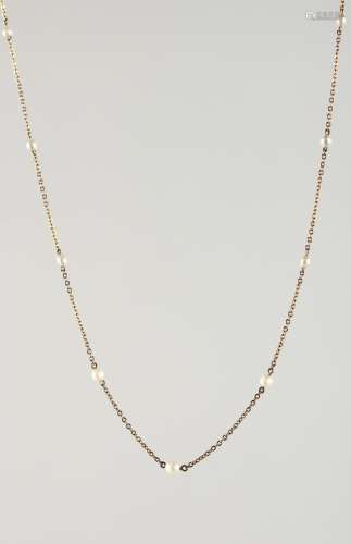 A DELICATE GOLD AND PEARL NECKLACE.