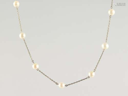 A DELICATE GOLD AND PEARL NECKLACE.