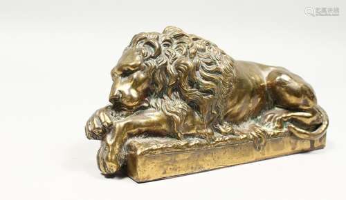 A VERY GOOD BRONZE OF A LION on a rectangular base. 7.5ins long.