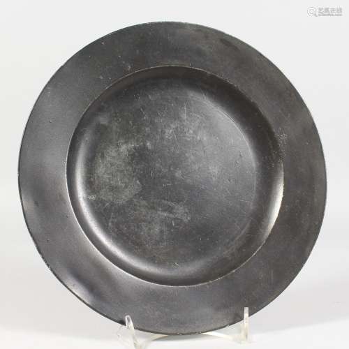 AN EARLY PEWTER CIRCULAR PLATE, stamped TOWNSEND. 9.5ins diameter.