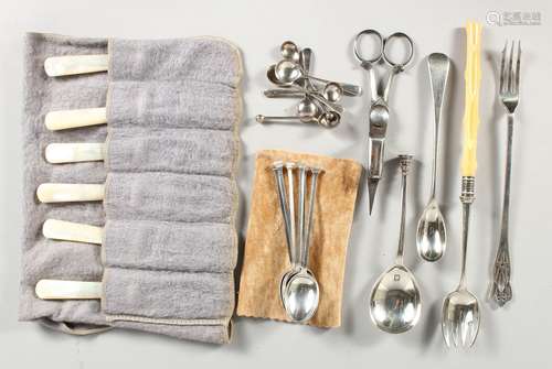 A SET OF SIX TEASPOONS. Sheffield 1958, six salt spoons, a seal top spoon and other cutlery.