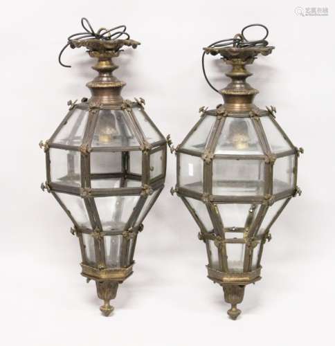 A VERY GOOD PAIR OF CONTINENTAL OCTAGONAL SHAPED BRASS HANGING LANTERNS with bevelled glass