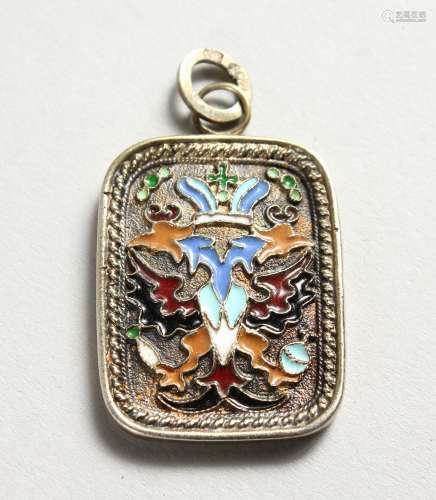 A RUSSIAN SILVER AND ENAMEL PENDANT.