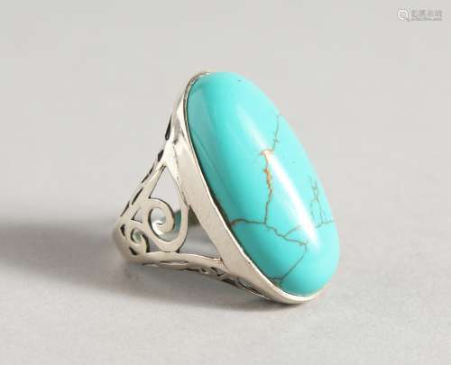 A SILVER AND TURQUOISE RING.