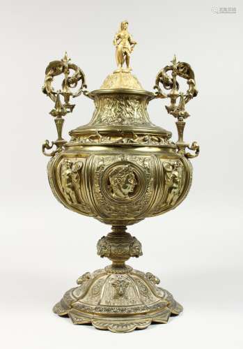 A GOOD LARGE LATE 19TH CENTURY CLASSICAL CAST BRONZE TWIN HANDLED URN AND COVER finely cast with