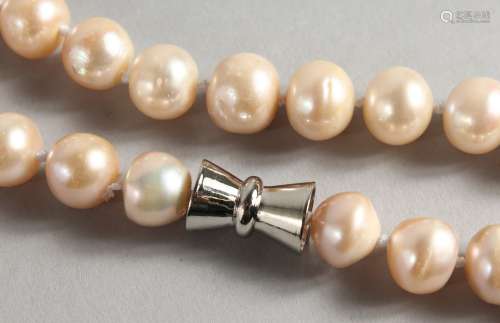 A PALE PINK PEARL NECKLACE. 18ins long.