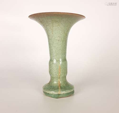 南宋仿青铜花觚式龙泉窑花瓶
