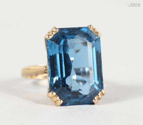 A 9CT GOLD AND BLUE STONE RING.