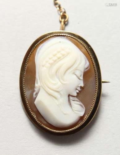 A GOLD CAMEO BROOCH.