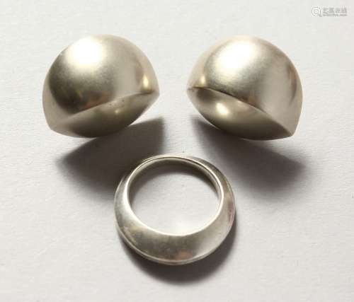 A PAIR OF SILVER EARRINGS AND RING by ULLA HORNFELDT.