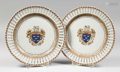 A PAIR OF SAMSON OF PARIS ARMORIAL PLATES with pierced borders. 9.75ins diameter.