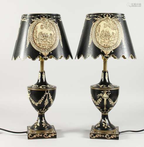 A PAIR OF TOLEWARE STYLE URN SHAPED TABLE LAMPS WITH SHADES. LAMPS 16ins high.
